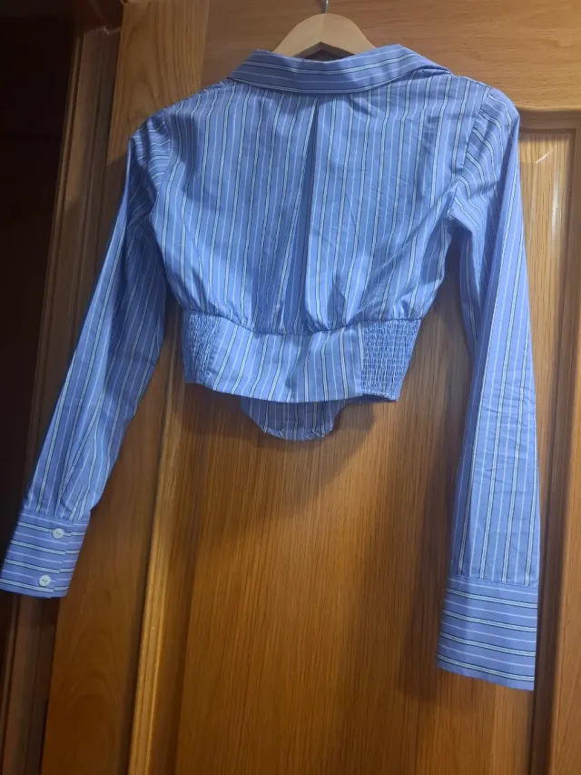 Camisa de rayas azul y blanca