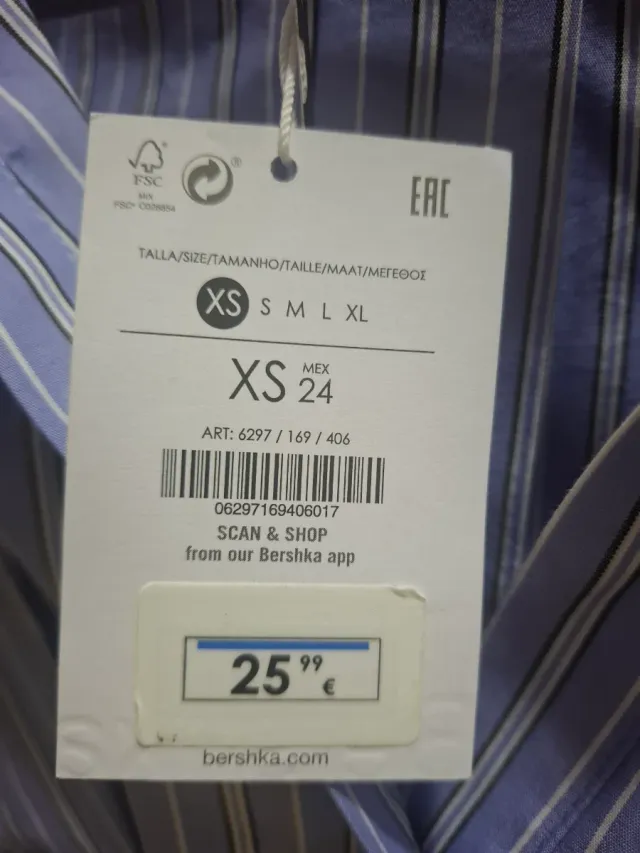 Camisa de rayas azul y blanca