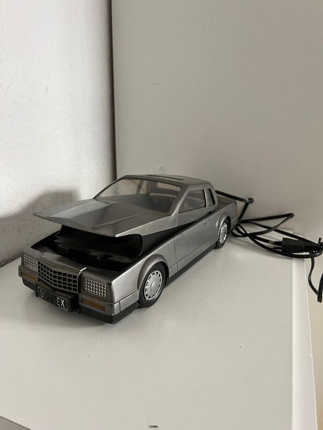 Rebobinador de cinta VHS en forma de coche