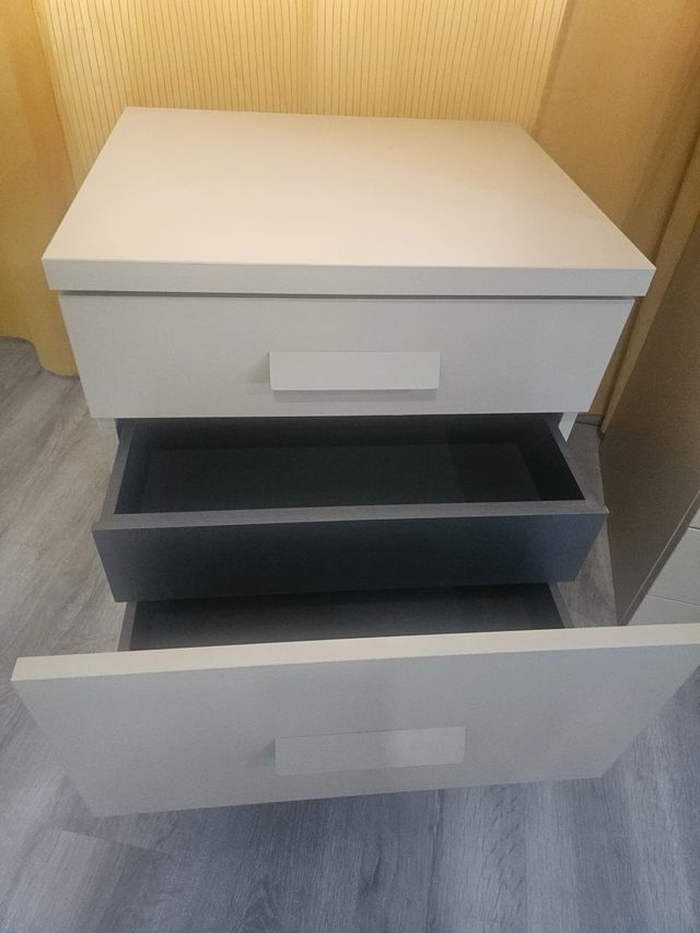 Conjunto mesita y sinfonier beige