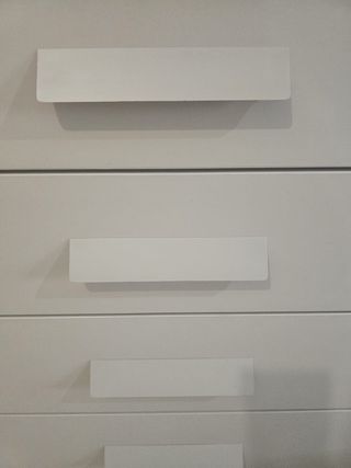 Conjunto mesita y sinfonier beige