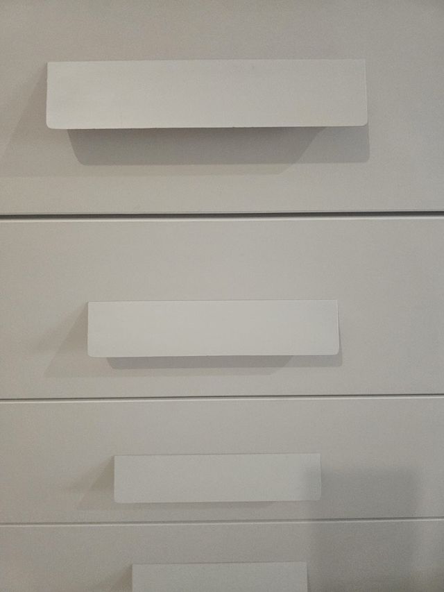 Conjunto mesita y sinfonier beige