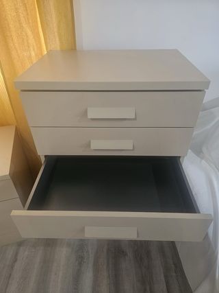 Conjunto mesita y sinfonier beige