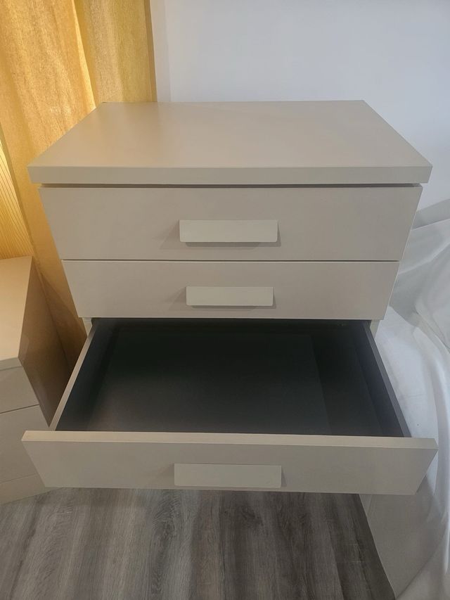 Conjunto mesita y sinfonier beige