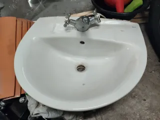 Lavamanos blanco con grifo