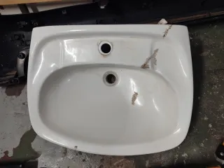 Lavamanos blanco con grifo