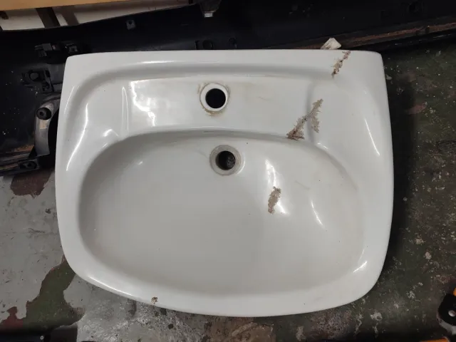 Lavamanos blanco con grifo