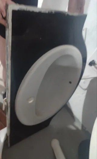 Lavamanos blanco con grifo