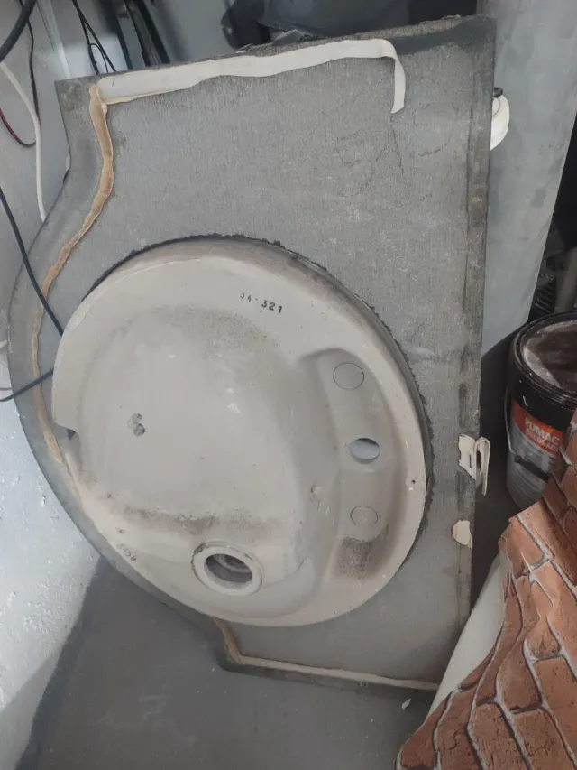 Lavamanos blanco con grifo