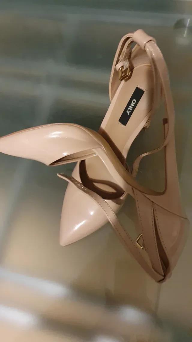 zapatos de tacón Only de charol color nude.