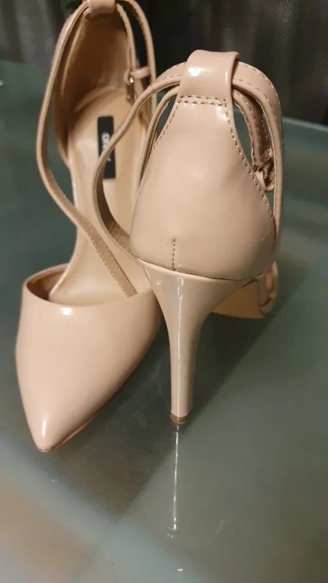 zapatos de tacón Only de charol color nude.