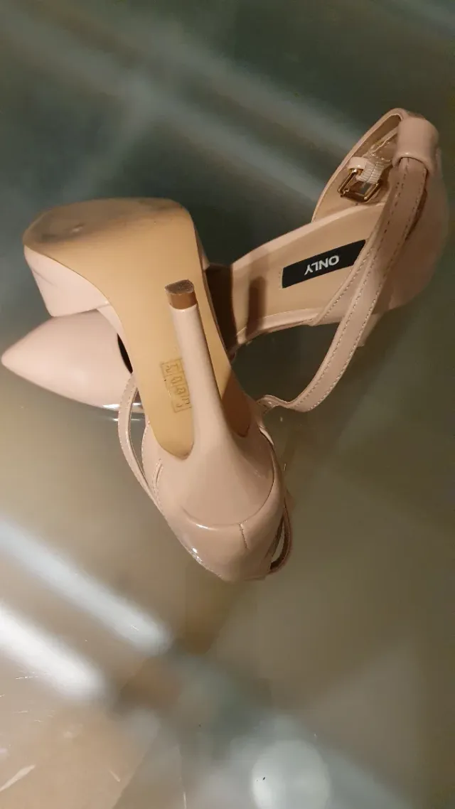 zapatos de tacón Only de charol color nude.