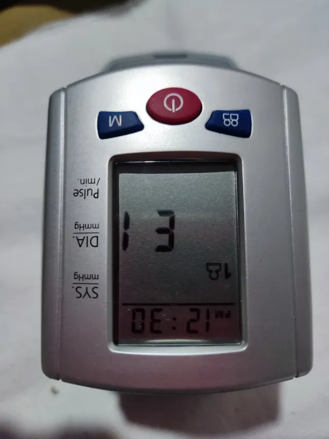 Tensiómetro de muñeca digital en su caja