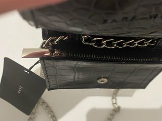 Bolso / riñonera Zara negra con cadena ajustable