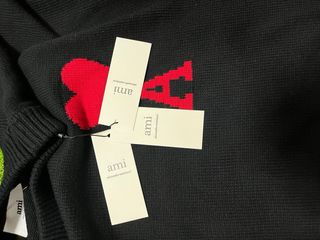 Jersey  Ami Paris Negro Corazón Rojo