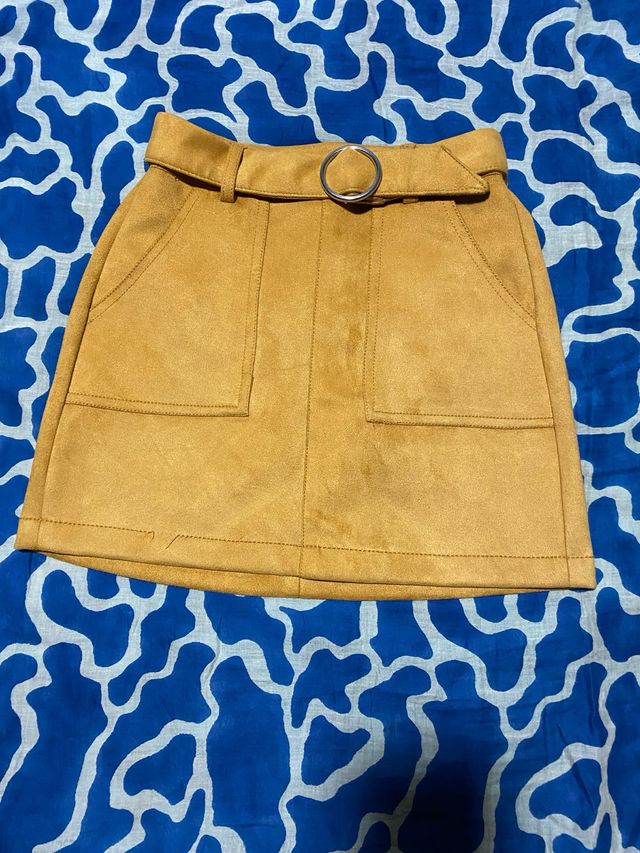 Minifalda ante mostaza con cinturón