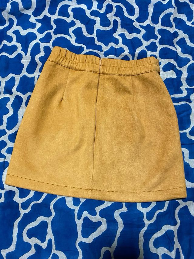 Minifalda ante mostaza con cinturón