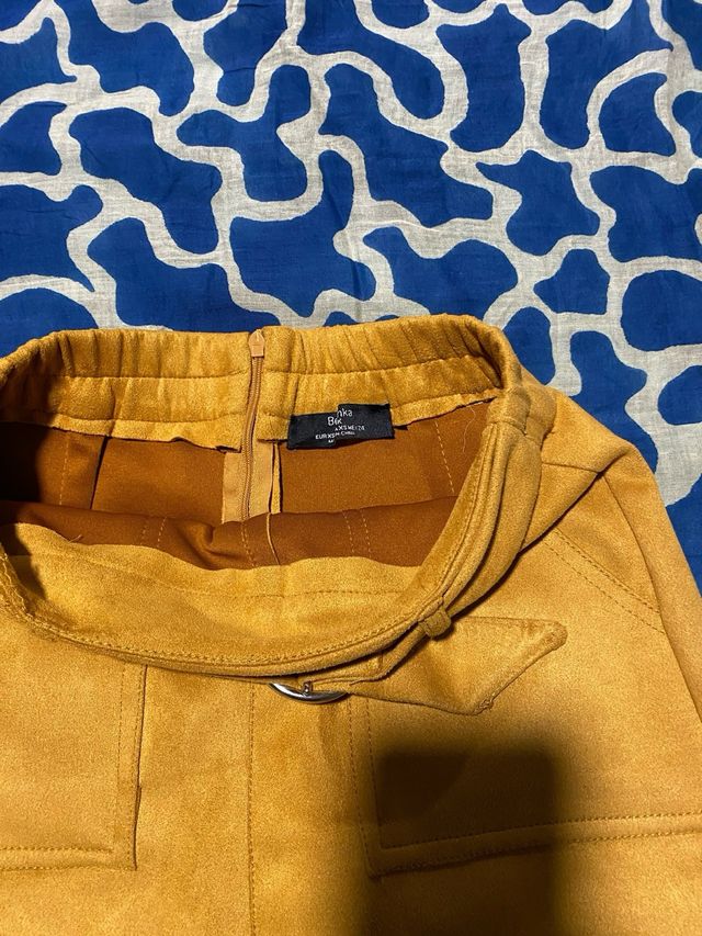 Minifalda ante mostaza con cinturón