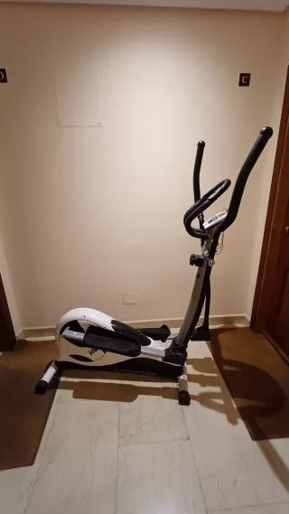 Bicicleta elíptica blanca y negra