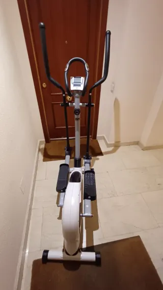 Bicicleta elíptica blanca y negra