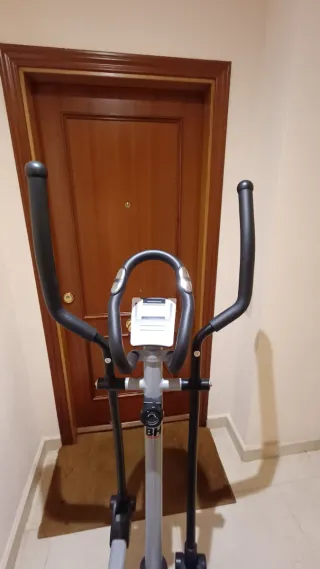 Bicicleta elíptica blanca y negra