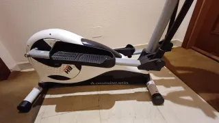 Bicicleta elíptica blanca y negra