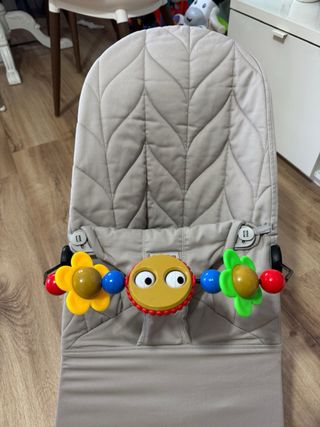 Hamaca bebé BabyBjörn gris con juguetes