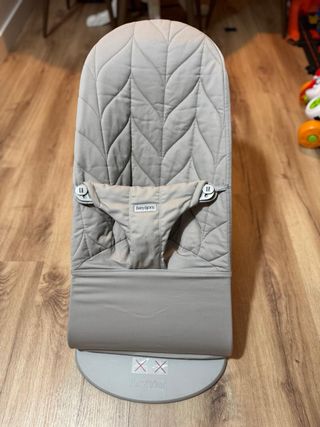 Hamaca bebé BabyBjörn gris con juguetes