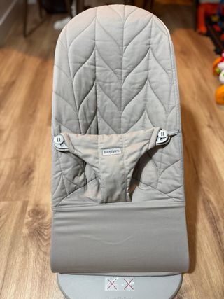 Hamaca bebé BabyBjörn gris con juguetes