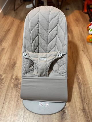 Hamaca bebé BabyBjörn gris con juguetes