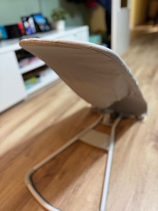 Hamaca bebé BabyBjörn gris con juguetes