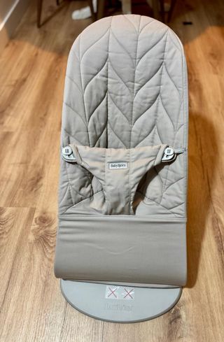 Hamaca bebé BabyBjörn gris con juguetes