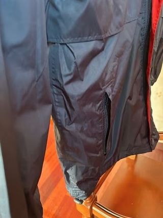 Cortavientos chubasquero con redecilla