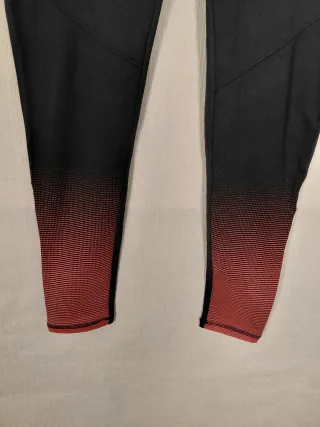 Mallas deportivas negras y rojas