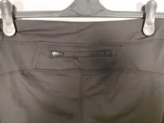 Mallas deportivas negras y rojas