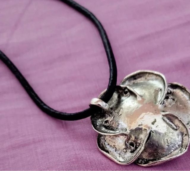 Colgante flor acero y cuero