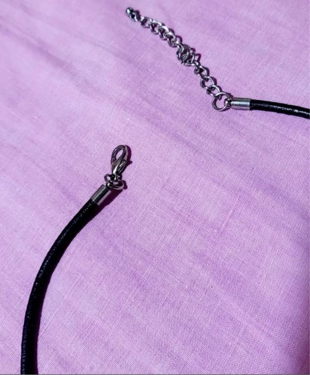 Colgante flor acero y cuero