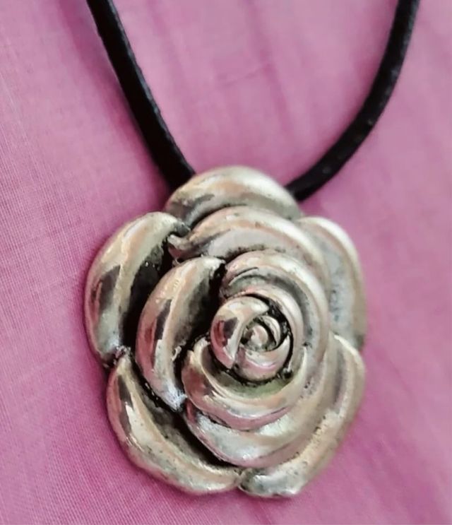 Colgante flor acero y cuero