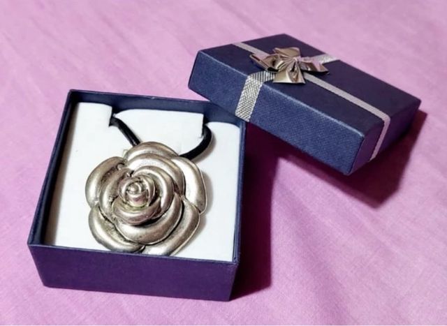 Colgante flor acero y cuero