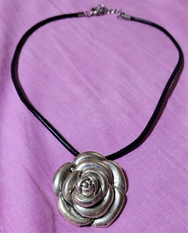 Colgante flor acero y cuero