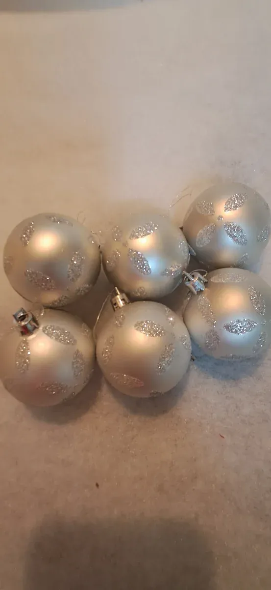 Bolas de Navidad Plateadas con Brillo