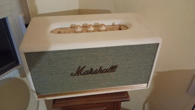 Altavoz Marshall Beige y Negro.