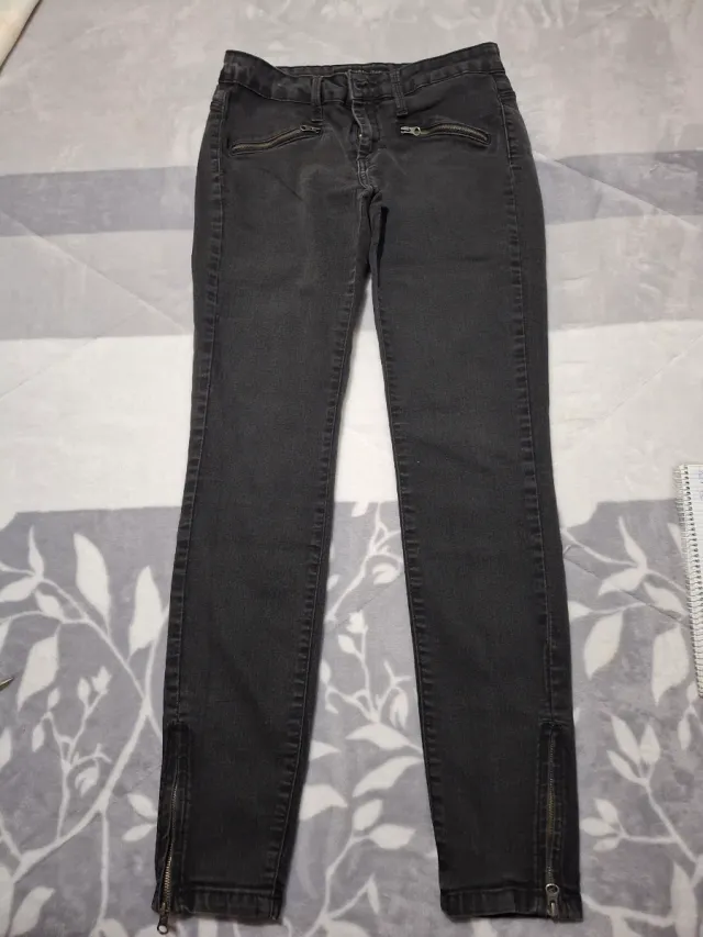 Pantalón vaquero gris con cremalleras