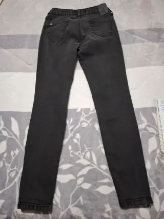Pantalón vaquero gris con cremalleras