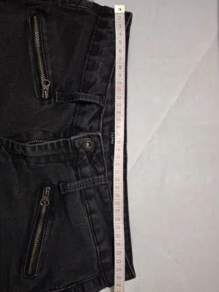 Pantalón vaquero gris con cremalleras