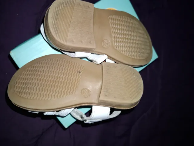 Sandalias piel blancas niña talla 22