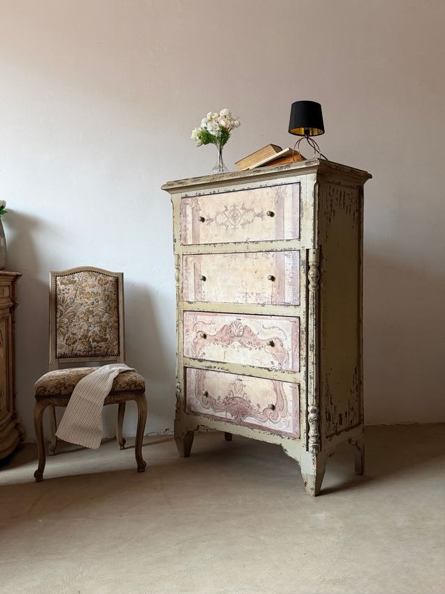 Comò in stile francese romantico