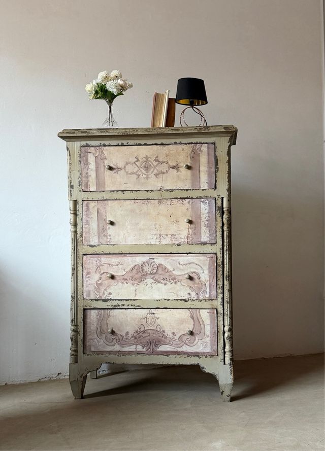 Comò in stile francese romantico