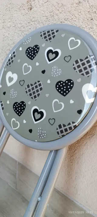 Sgabello pieghevole grigio con fantasia cuori