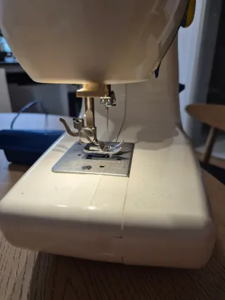 Máquina de Costura IKEA Branca e Azul